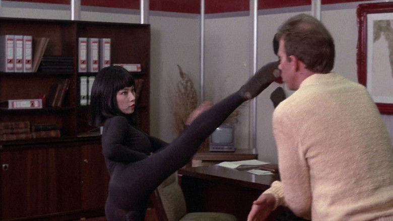 кадр из фильма Лови полицейского