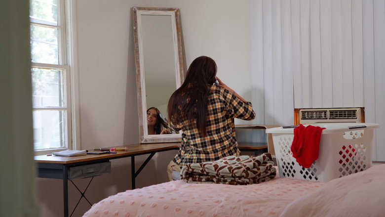 кадр из фильма Don't Look in the Mirror
