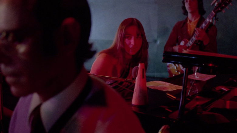 кадр из фильма Непристойное зеркало