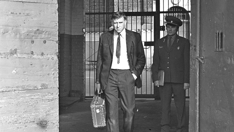 кадр из фильма Быть лишним