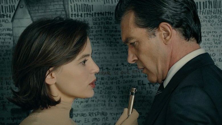 кадр из фильма Кожа, в которой я живу