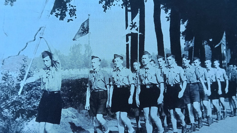 Jongens die een vlag kunnen dragen