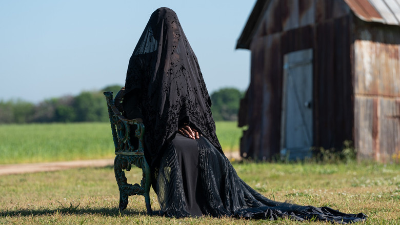 кадр из фильма Женщина во дворе