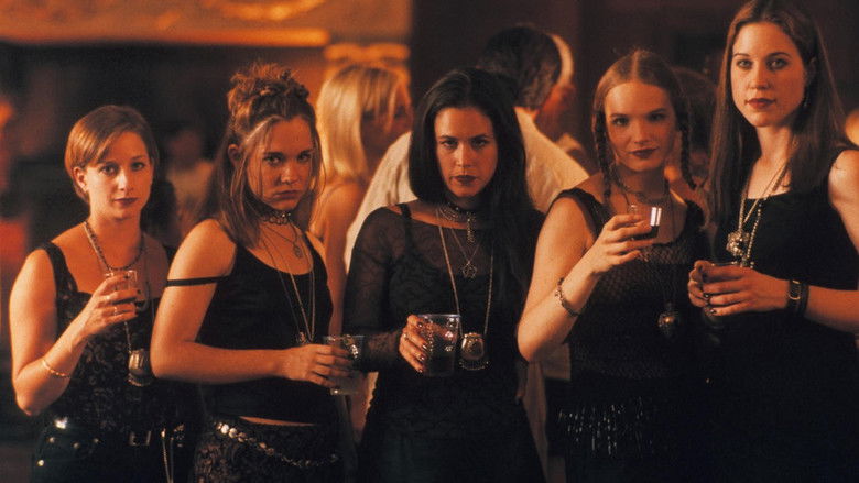 кадр из фильма Школа Сатаны для девочек