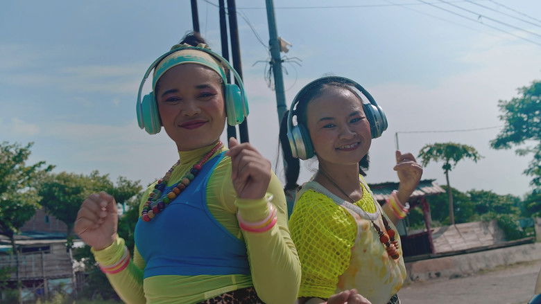 кадр из фильма RRR: Roaring Rhythmic Remix