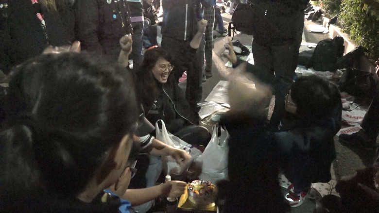 кадр из фильма 깃발, 창공, 파티