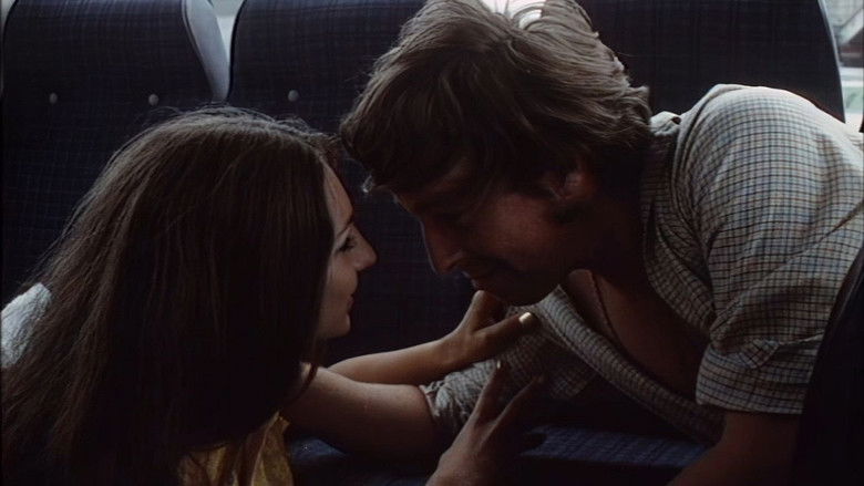 кадр из фильма Доклад о школьницах: То, что родители считают невозможным