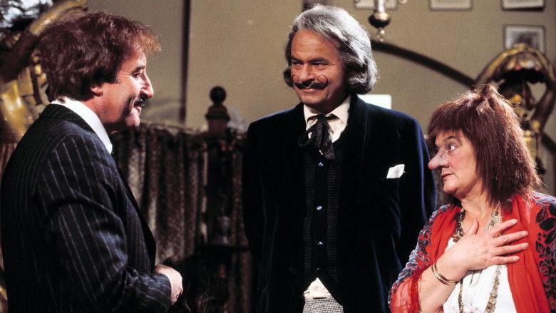 кадр из фильма След Розовой Пантеры