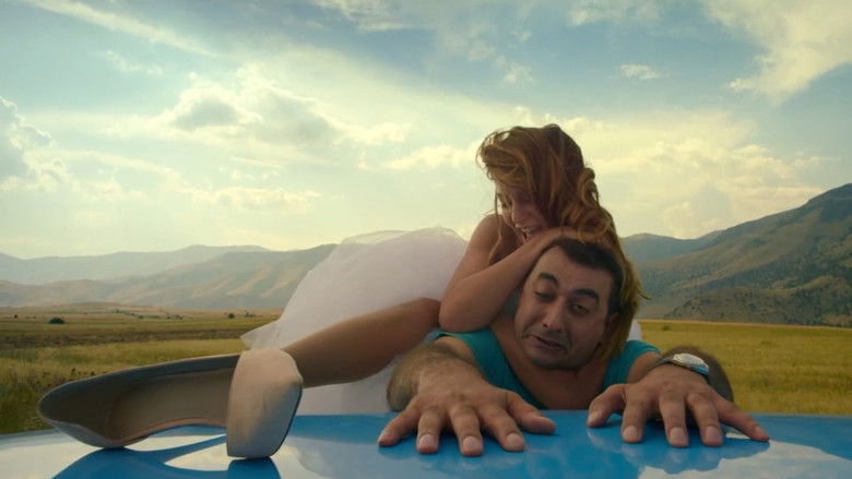 кадр из фильма Беги или женись