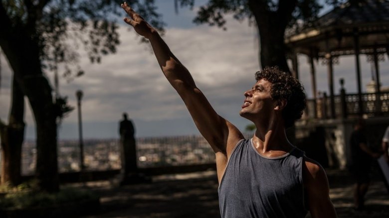 кадр из фильма Um Lobo entre os Cisnes