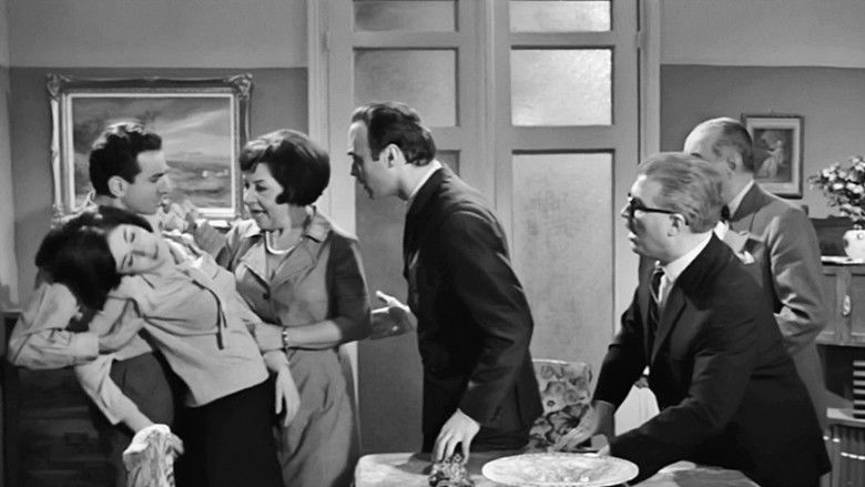 кадр из фильма Μιας Πεντάρας Νειάτα