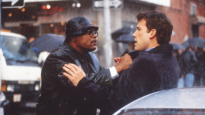 кадр из фильма В чужом ряду