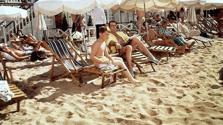 кадр из фильма Bon Voyage!