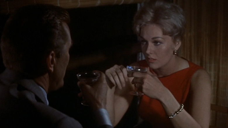 кадр из фильма Мы незнакомы, когда встречаемся