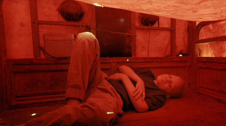 кадр из фильма L'Enfant à la Peau Blanche