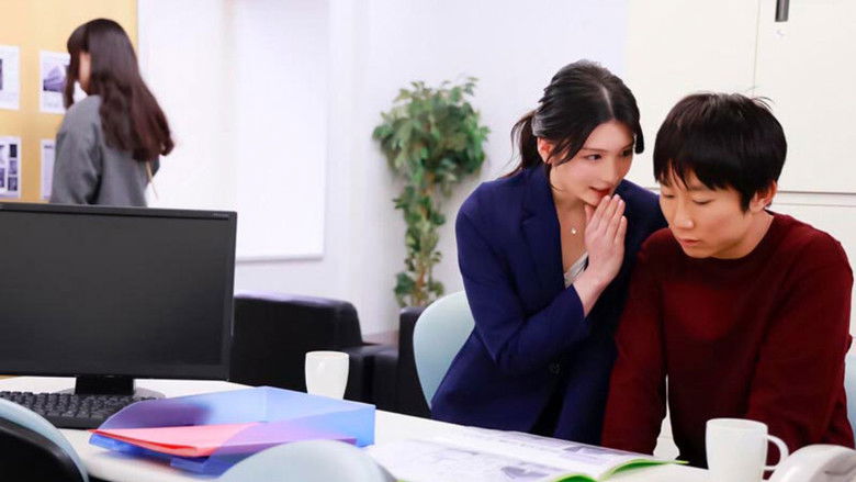 кадр из фильма 同棲するため物件を内見にきたカップルの彼氏を寝取って生ハメ中出しさせる淫乱美脚な不動産レディ 本庄鈴