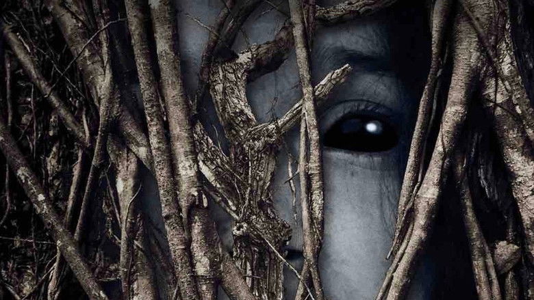 кадр из фильма За деревьями