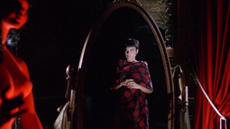 кадр из фильма Кровь и черные кружева