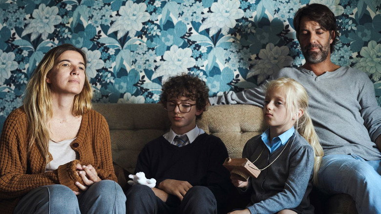 кадр из фильма Слушай