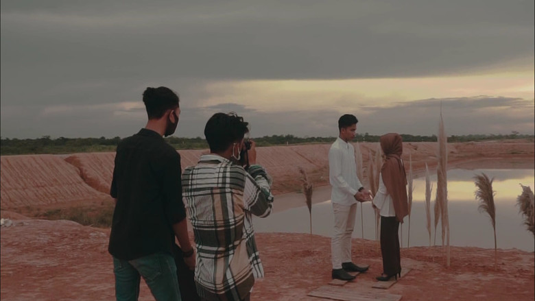 кадр из фильма Tuntung Pandang Ruhui Rahayu (The Wedding Proposal)