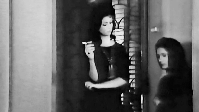 кадр из фильма Η μικρή ζητιάνα