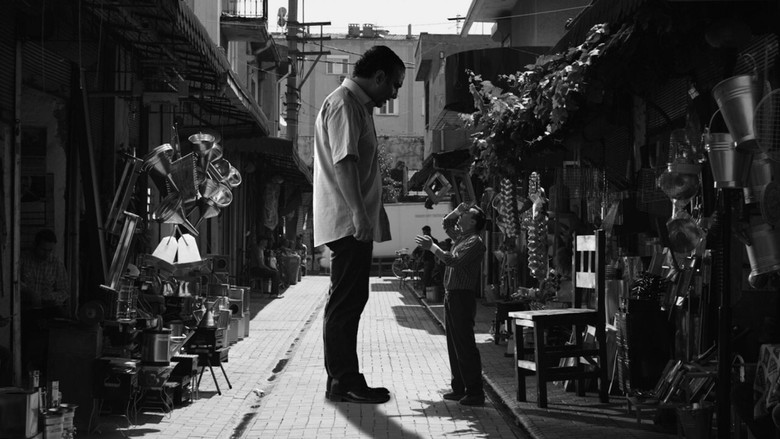 кадр из фильма Sen Aydınlatırsın Geceyi