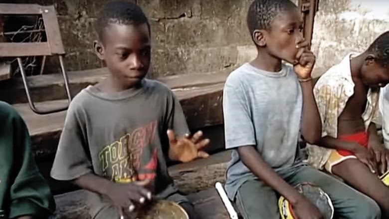 кадр из фильма Mögöbalu, Les Maîtres des Tambours d'Afrique