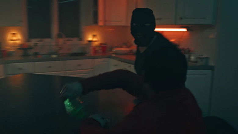 кадр из фильма When the Pizza Delivery Guy Walks in on a Robbery