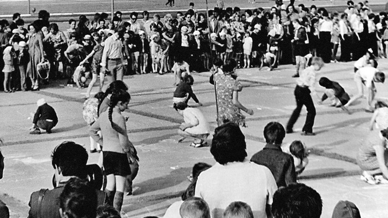 кадр из фильма Улица без конца