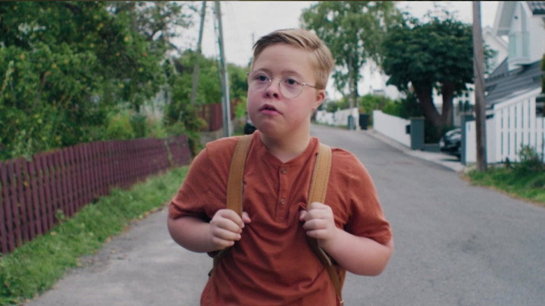 кадр из фильма Забавный Ларс