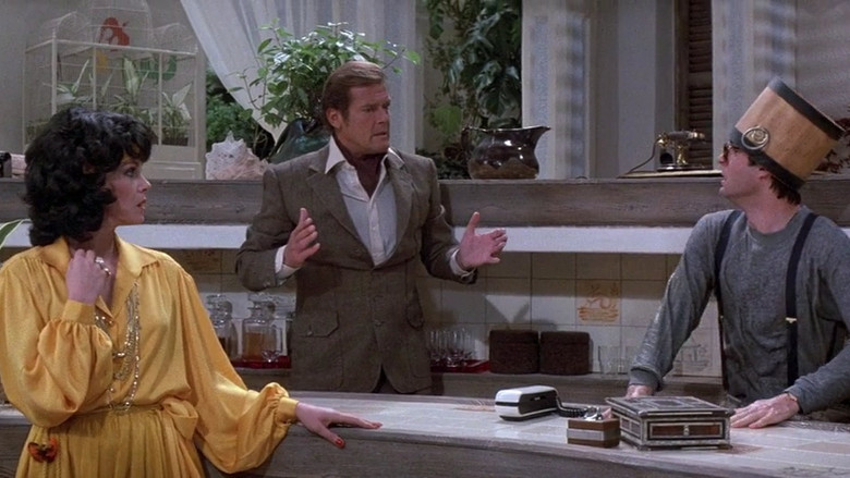 кадр из фильма Проклятие Розовой пантеры