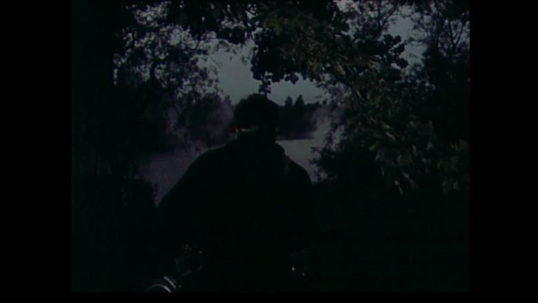 кадр из фильма О безумной любви, снайпере и космонавте