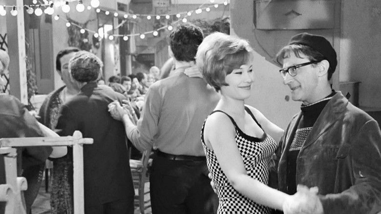 кадр из фильма Οι Κυρίες Της Αυλής