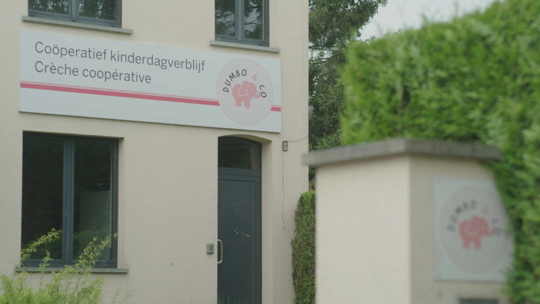 кадр из фильма Crèches, razzia sur les bébés