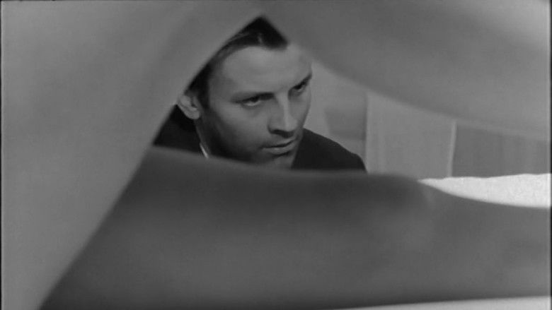 кадр из фильма Un uomo a metà