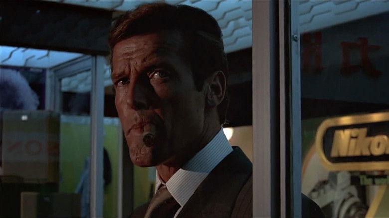 кадр из фильма 007: Человек с золотым пистолетом