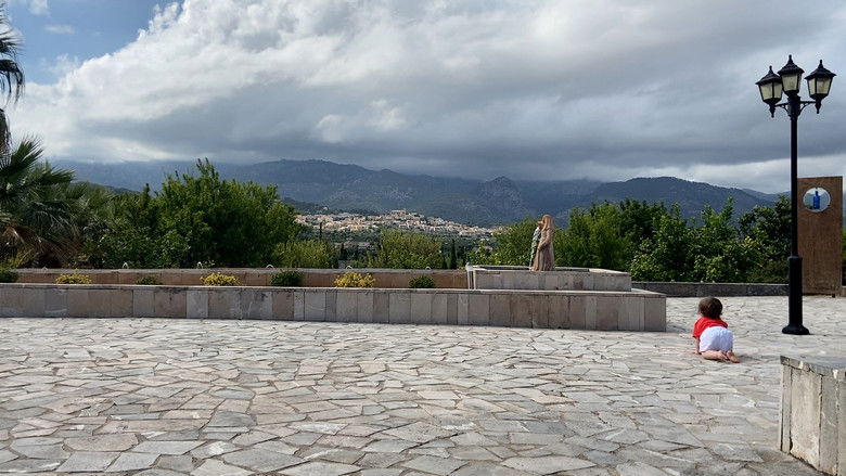 кадр из фильма Confinament 8½