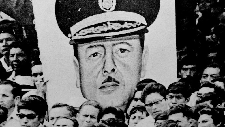 кадр из фильма La Revolución y la Tierra