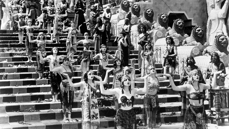 кадр из фильма Нетерпимость