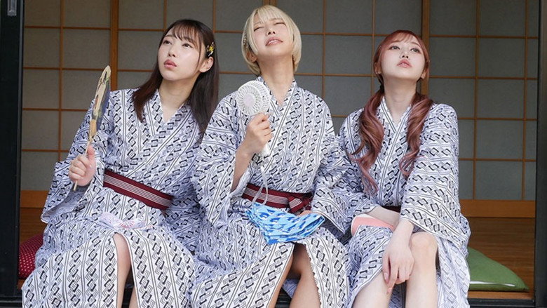 кадр из фильма CAWD-627 社員旅行で女子部屋に誘われ相部屋！ダメダメおやじの僕の絶倫がイケイケ女子たちにドハマりしてハーレム喰べされ続けた一夜 乙アリス 斎藤あみり さつき芽衣